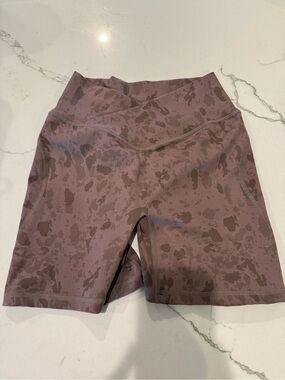 Alphalete High-Waist Bike Shorts in Mauve Brown Camouflage